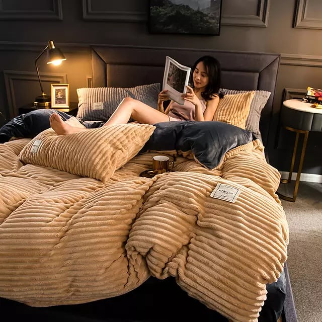 Velvet 4-Piece Duvet Set – Soft, Cozy & Elegant